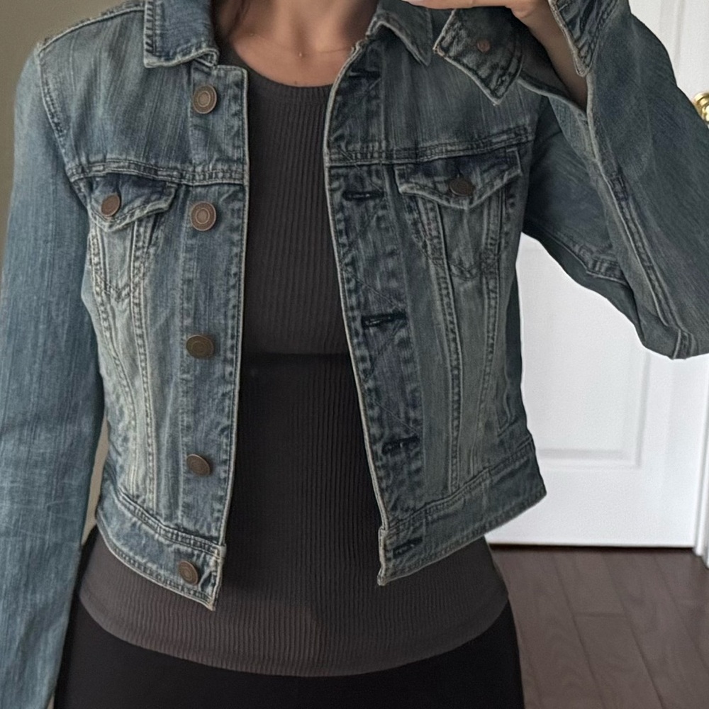 Women's cropped denim jacket